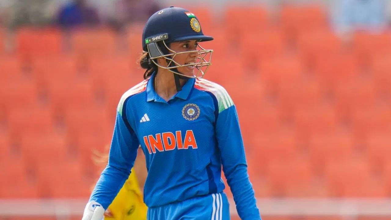 वनडे क्रिकेटमध्ये घरच्या मैदानावर 50हून अधिक धावा करण्याचा विक्रम न्यूझीलंडच्या सुझी बेट्सच्या नावावर आहे. तिने 28 वेळा ही कामगिरी केली आहे. आता स्मृती मंधाना या यादीत दुसऱ्या स्थानावर आहे. स्मृती  मंधानाच्या नावावर 23 अर्धशतकं झाली आहे.  (Photo- PTI)