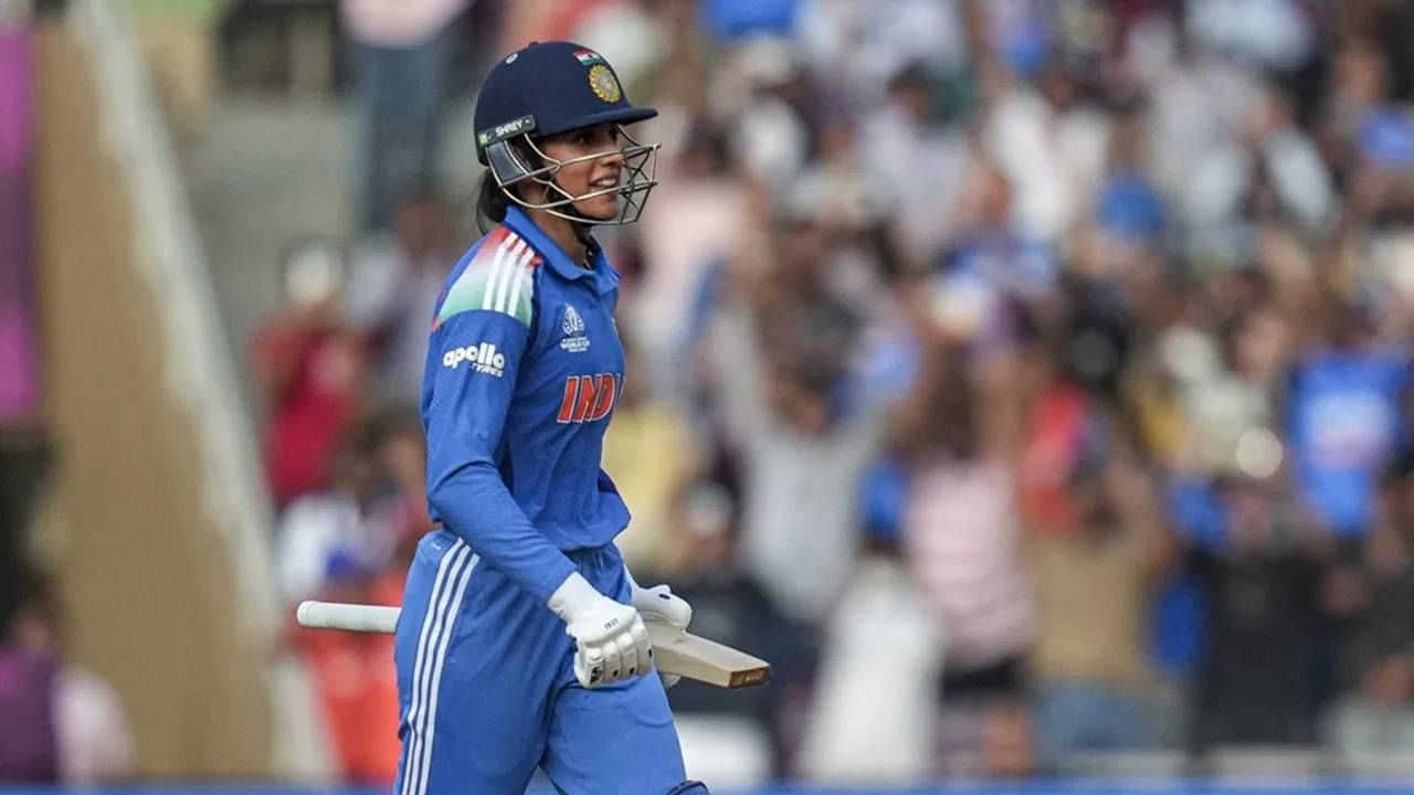 स्मृती मंधानाने वुमन्स वनडे वर्ल्डकप 2025 स्पर्धेत आतापर्यंत सर्वाधिक 365 धावांची खेळी केली आहे. यात तिने एक शतकही ठोकलं आहे. दुसरीकडे, दुखापतग्रस्त प्रतिका रावलनेही वनडे क्रमावारीत मोठी झेप घेतली आहे.  (PHOTO- PTI)