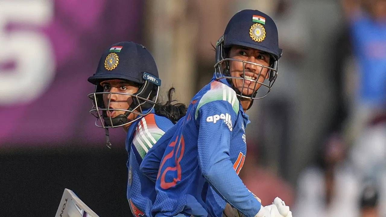 स्मृती मंधानाची वनडे रेटिंग पॉइंट हे 828 झाले असून करिअरमधील बेस्ट टप्पा आहे. यासह स्मृतीने एशले गार्डनरला जवळपास 100 गुणांनी मागे टाकलं आहे. त्यामुळे वनडे वर्ल्डकप स्पर्धेत स्मृती मंधाना पहिल्या स्थानावर कायम राहील हे स्पष्ट आहे.  (PHOTO- PTI)