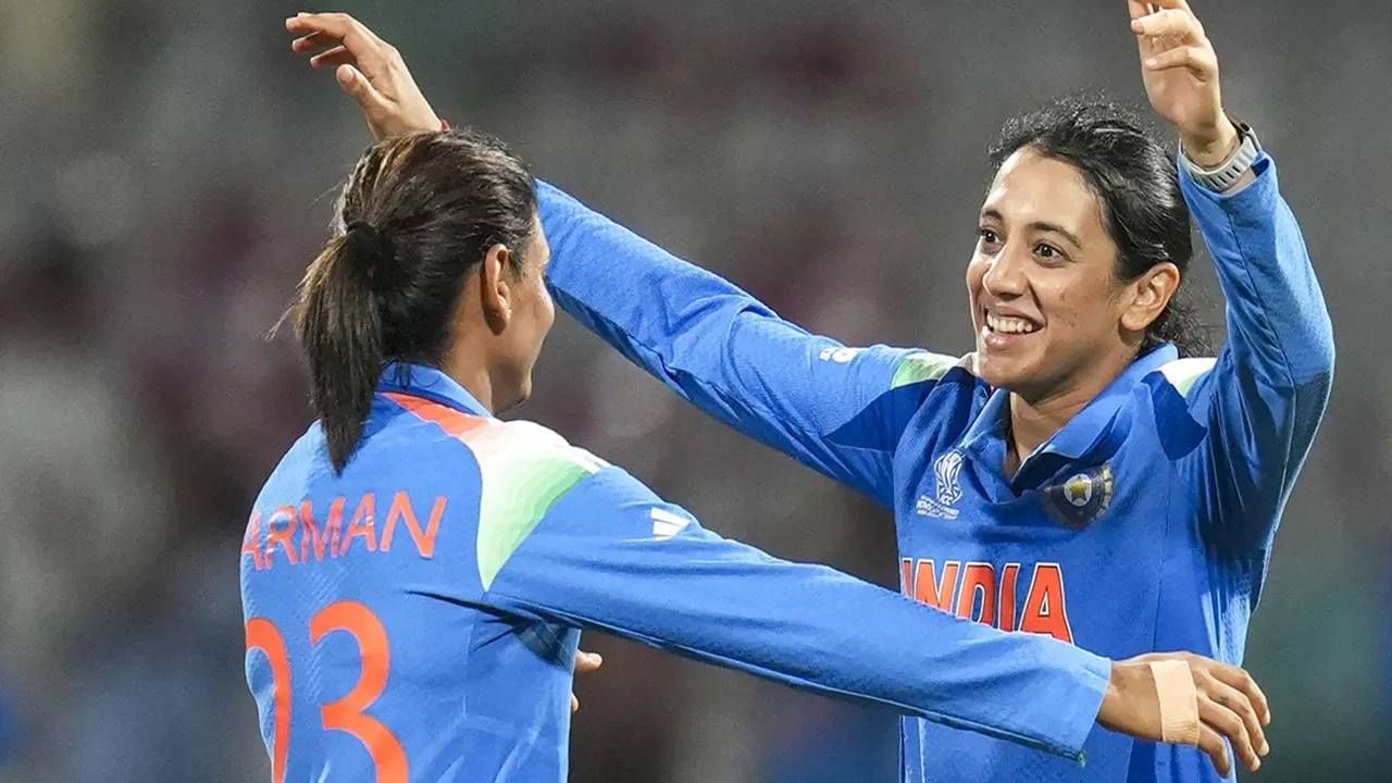 डावखुरी स्मृती मंधाना भारताची स्टार फलंदाज आहे. आयसीसी वुमन्स वनडे वर्ल्डकप स्पर्धेत  तिची बॅट चांगलीच तळपली आहे. त्यामुळे आयसीसी वनडे क्रमवारीत तिचं पहिलं स्थान अबाधित आहे. पण हे स्थान आणखी काही दिवस कायम असेल हे स्पष्ट झालं आहे. त्याला कारणही तसंच आहे.  (PHOTO- PTI)