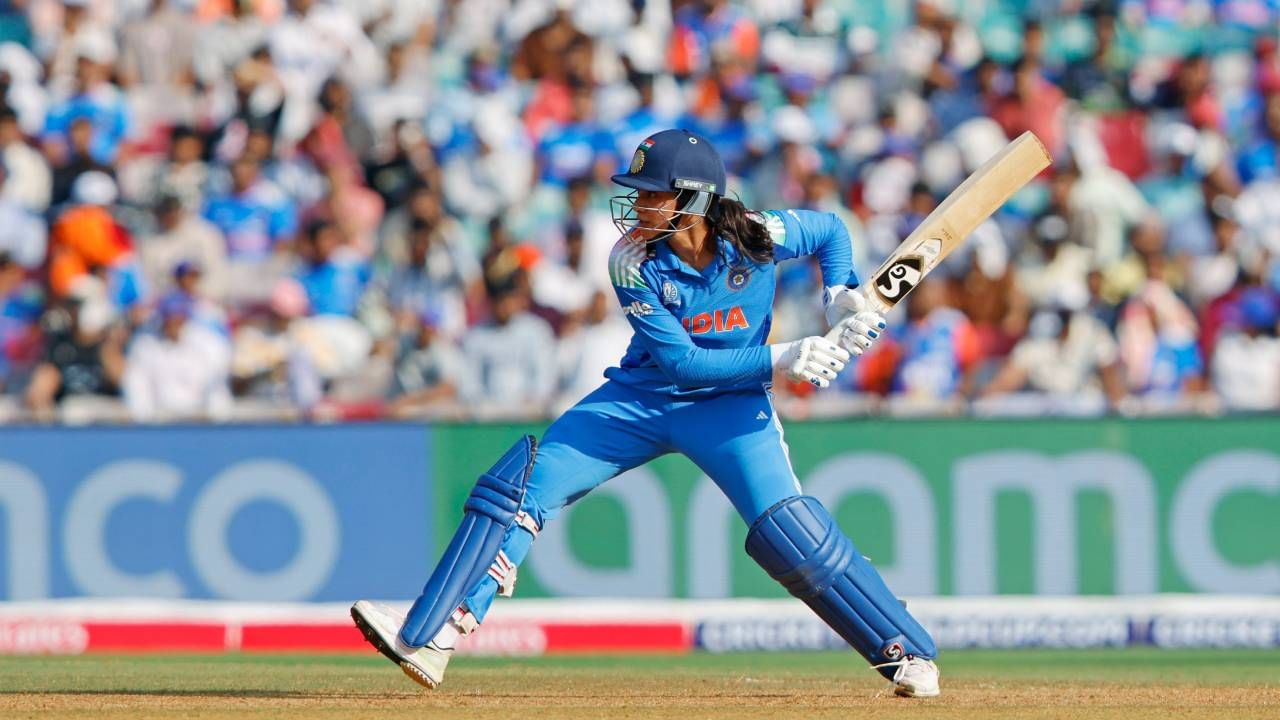 वुमन्स वनडे वर्ल्डकप स्पर्धेतील स्मृती मंधानाचं हे तिसरं शतक आहे. या शतकासह तिने हरमनप्रीत कौरच्या शतकांच्या विक्रमाशी बरोबरी केली आहे.स्मृती मंधानाकडे हा विक्रम मोडण्यासाठी आणखी एक सामना आहे. उपांत्य फेरी गाठली तर जास्तीची संधी मिळेल. (PHOTO- BCCI Women Twitter) 