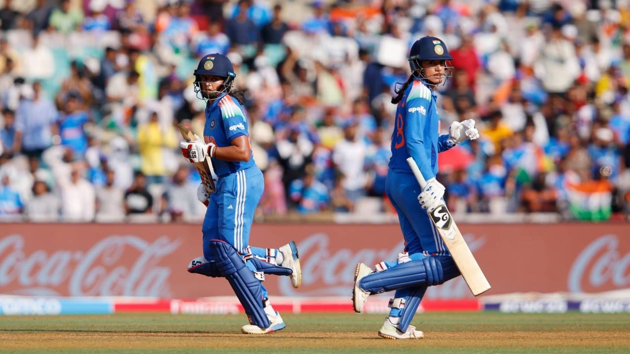 स्मृती मंधानाचं वनडे कारकिर्दीतील 14वं शतक आहे. सुजी बेट्सला  मागे टाकत दुसरं स्थान पटकावलं आहे. न्यूझीलंडलच्या सुजी बेट्सच्या नावावर 13 शतकं आहेत. आता तिच्या पुढे ऑस्ट्रेलियाची मेग लॅनिंग असून तिच्या नावावर 15 वनडे शतकं आहेत. (PHOTO- BCCI Women Twitter) 