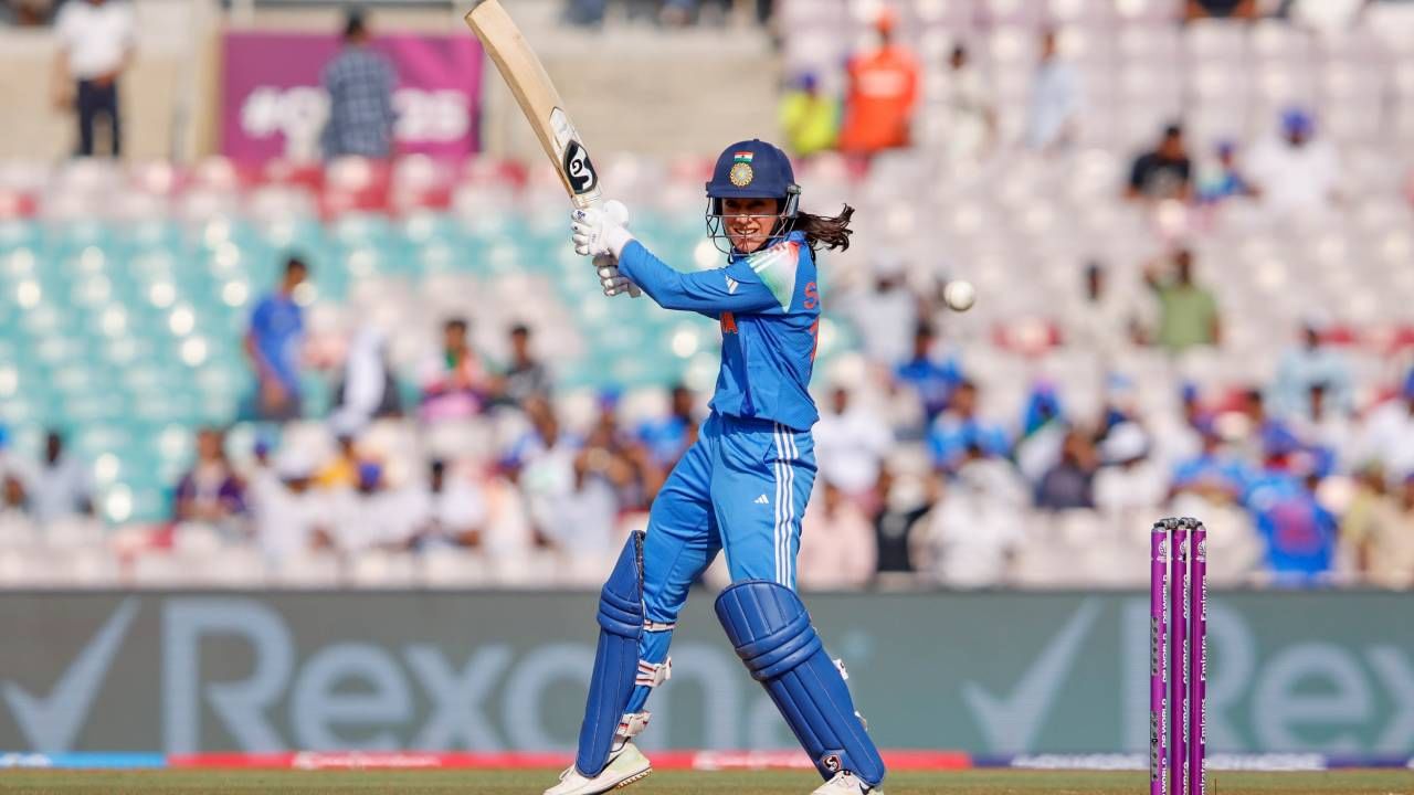 स्मृती मंधानाने शतकासह महिला क्रिकेटमध्ये सर्वाधिक शतकं ठोकण्याचा मान मिळवला आहे. स्मृती मंधानाचं हे 17वं शतक आहे. यासह महिला क्रिकेटमध्ये सर्वाधिक शतक ठोकणारा बॅटर ठरली आहे. आता तिने मेग लॅनिंगच्या शतकांची बरोबरी केली आहे. तिनेही 17 शतकं ठोकली आहेत. (PHOTO- BCCI Women Twitter)