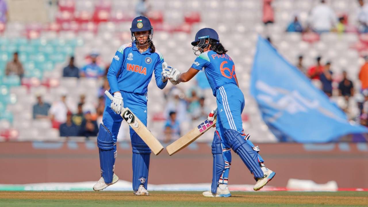 स्मृती मंधानाने 88 चेंडूत शतक पूर्ण केलं. शतकी खेली दरम्यान तिने 10 चौकार आणि तीन षटकार मारले. तिने 95 चेंडूत 109 धावा करून बाद झाली. स्मृती मंधानाने पहिल्या विकेटसाठी प्रतिका रावलसोबत 212 धावांची भागीदारी केली. वनडे करिअरमधील 14वं शतकं आहे. (PHOTO- BCCI Women Twitter) 