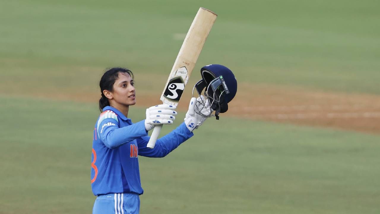 वुमन्स वनडे वर्ल्डकप स्पर्धेतील 24व्या सामन्यात भारत आणि न्यूझीलंड आमनेसामने आले आहे. हा सामना दोन्ही संघांसाठी महत्त्वाचा आहे. या महत्त्वाच्या सामन्यात न्यूझीलंडने स्मृती मंधानाने शतकी खेळी केली. या वर्ल्डकप स्पर्धेतील तिने पहिलं शतक ठोकलं. (PHOTO- BCCI Women Twitter) 