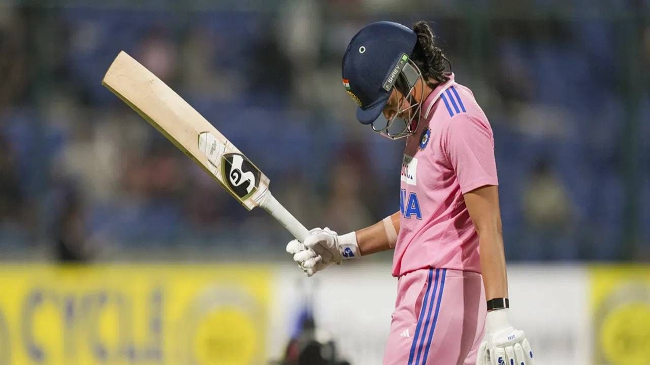 1997 मध्ये ऑस्ट्रेलियाच्या बेलिंडा क्लार्कने वनडे क्रिकेटमध्ये एका कॅलेंडर वर्षात 970 धावा केल्या होत्या. आता मंधानाने तिला मागे टाकत हा विक्रम आपल्या नावावर केला आहे. मंधानाने 982 धावा केल्या आहेत. स्पर्धेत यात अजून धावांची भर पडू शकते. (Photo: PTI)