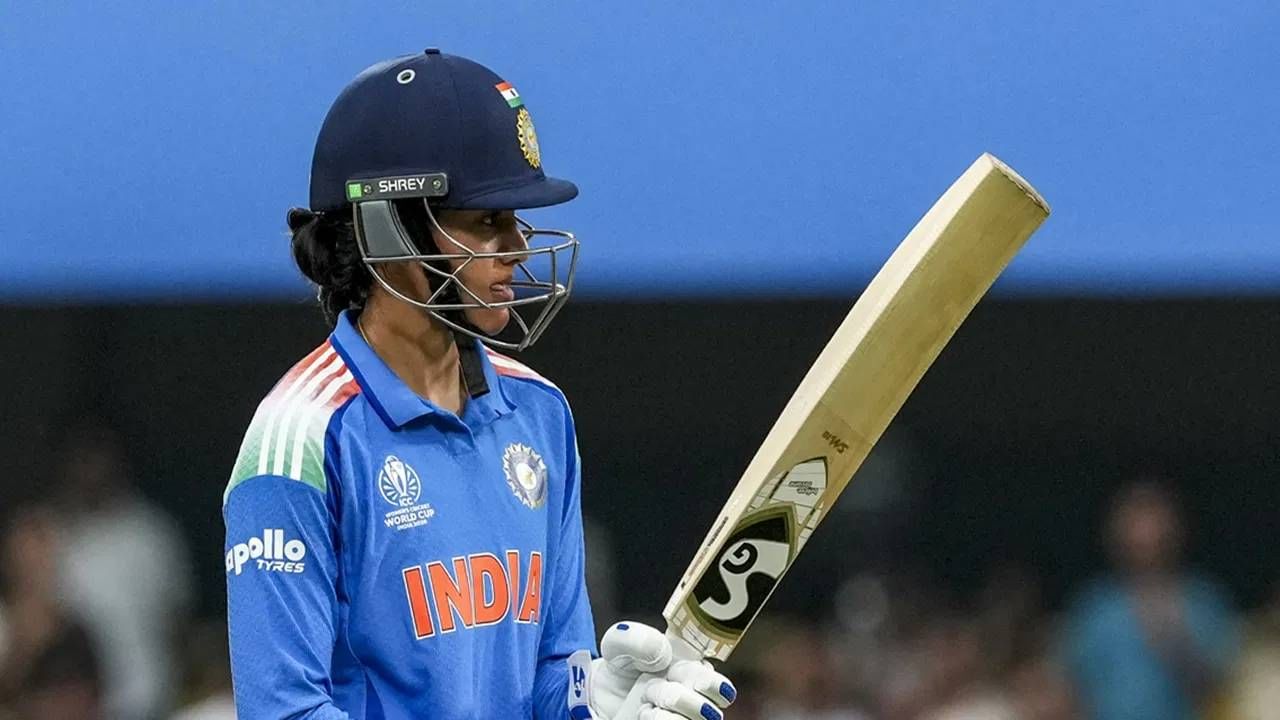 दक्षिण अफ्रिकेविरुद्धच्या सामन्यात 13 धावा करताच तिने हा विक्रम आपल्या नावावर केला आहे. एका कॅलेंडर वर्षात वनडे क्रिकेटमध्ये सर्वाधिक धावा करणारी महिला क्रिकेटपटू ठरली आहे. मंधानाने यासह 28 वर्षे जुना विक्रम मोडीत काढला आहे. (Photo: PTI)