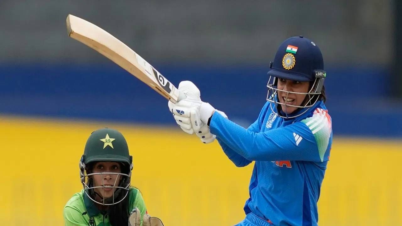 स्मृती मंधाना वनडे वर्ल्डकप 2025 स्पर्धेच्या तिसऱ्या सामन्यातही फेल गेली. दक्षिण अफ्रिकेविरुद्धच्या सामन्यात फक्त 23 धावा काढता आल्या. यापूर्वी पाकिस्तानविरुद्ध 23 आणि श्रीलंकेविरुद्ध 8 धावा काढल्या होत्या. असं असूनही स्मृती मंधानाच्या नावावर एक विक्रम नोंदवला गेला आहे. (Photo: PTI)