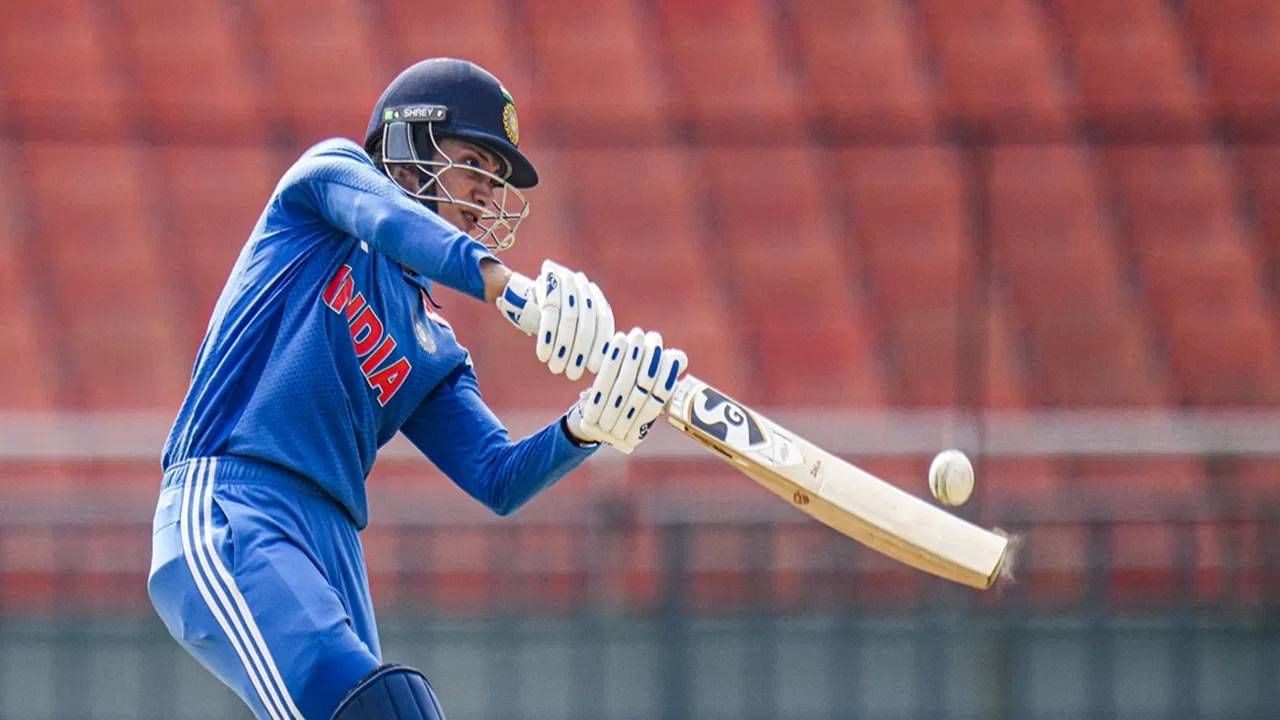 वुमन्स वनडे वर्ल्डकप स्पर्धा प्रत्येक सामन्यानंतर रंगतदार वळण घेत आहे. तिसऱ्या टप्प्यात भारत आणि दक्षिण अफ्रिका यांच्यात सामना होत आहे. या सामन्यात टीम इंडियाची स्थिती नाजूक आहे.भारताला 150 धावा गाठताना चांगलाच घाम गाळावा लागला. दुसरीकडे, स्मृती मंधानाने एक मोठा विक्रम आपल्या नावावर केला आहे. (Photo: PTI)