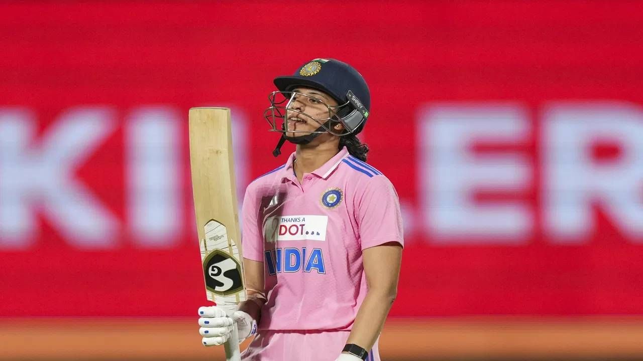 वुमन्स वर्ल्डकप 2025 स्पर्धेत स्मृती मंधानाने आतापर्यंत तीन सामन्यांमध्ये फक्त 54 धावा केल्या आहेत. तिची सरासरी फक्त 18 आहे . तिचा स्ट्राइक रेट फक्त 72.9 आहे. (Photo: PTI)