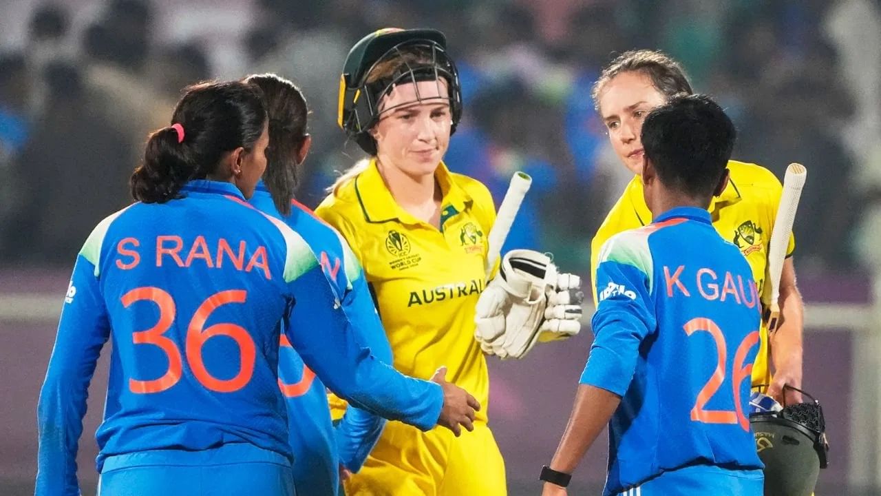 ऑस्ट्रेलिया वूमन्सने टीम इंडियाला वनडे वर्ल्ड कप स्पर्धेत रविवारी 12 ऑक्टोरबरला पराभूत केलं. ऑस्ट्रेलियाचा हा टीम इंडिया विरुद्धचा वनडे वर्ल्ड कप स्पर्धेतील 11 वा विजय ठरला. भारताने विजयासाठी दिलेलं 331 धावांचं आव्हान ऑस्ट्रेलियाने 6 बॉलआधी पूर्ण केलं.(Photo Credit: PTI)