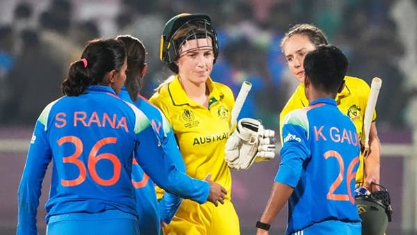 ऑस्ट्रेलिया वूमन्सने टीम इंडियाला वनडे वर्ल्ड कप स्पर्धेत रविवारी 12 ऑक्टोरबरला पराभूत केलं. ऑस्ट्रेलियाचा हा टीम इंडिया विरुद्धचा वनडे वर्ल्ड कप स्पर्धेतील 11 वा विजय ठरला. भारताने विजयासाठी दिलेलं 331 धावांचं आव्हान ऑस्ट्रेलियाने 6 बॉलआधी पूर्ण केलं.(Photo Credit: PTI)