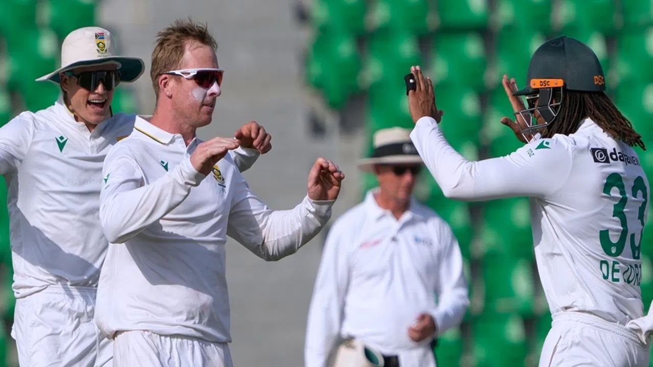 चाहते डिस्ट्रीक्ट बाय झोमॅटो एपद्वारे या सामन्याचं तिकीट खरेदी करु शकतात. या सामन्याच्या एका दिवसाच्या तिकीटाची रक्कम 60 रुपये इतकी असेल, अशी माहिती क्रिकेट असोसिएशन ऑफ बंगालकडून देण्यात आली. (Photo Credit : PTI)