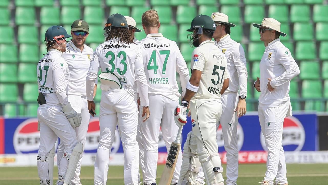 पाकिस्तान आणि दक्षिण अफ्रिका यांच्यात दोन सामन्यांची कसोटी मालिकेतील पहिला सामना सुरु आहे. या सामन्याचा निकाल लागणार हे स्पष्ट आहे. कारण पाकिस्तानने तिसऱ्या दिवशी 277 धावांचं आव्हान दिलं आहे. त्यामुळे पुढच्या दोन दिवसात काय होते याकडे लक्ष लागून आहे. सामन्याचा निकाल लागणार हे स्पष्ट असल्याने दोनपैकी एका संघाला अव्वल स्थान गाठण्याची संधी आहे. यामुळे भारताची तिसऱ्या स्थानावरून चौथ्या स्थानी घसरण होईल. (Photo- South Africa Twitter)