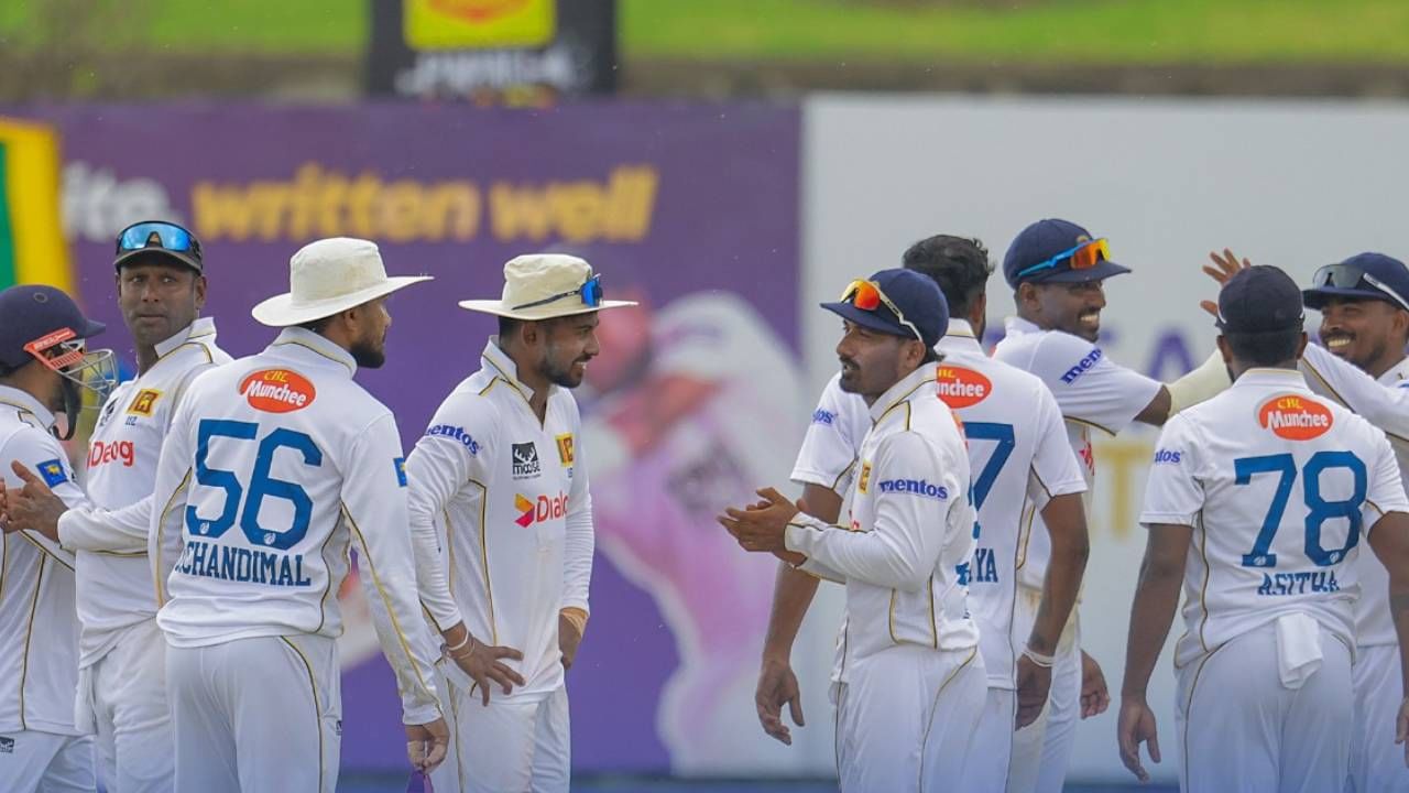 श्रीलंकेचा संघ दुसऱ्या स्थानावर आहे. श्रीलंकेने बांगलादेशविरुद्धची कसोटी मालिका 1-0 ने जिंकली. एका सामन्यात विजय आणि एक सामना अनिर्णित राहिला. त्यामुळे 66.67 टक्क्यांसह आघाडीवर आहे. वर्ल्ड टेस्ट चॅम्पियनशिप गुणातालिकेत दुसऱ्या स्थानावर आहे. (Photo- Sri Lanka Cricket Twitter)