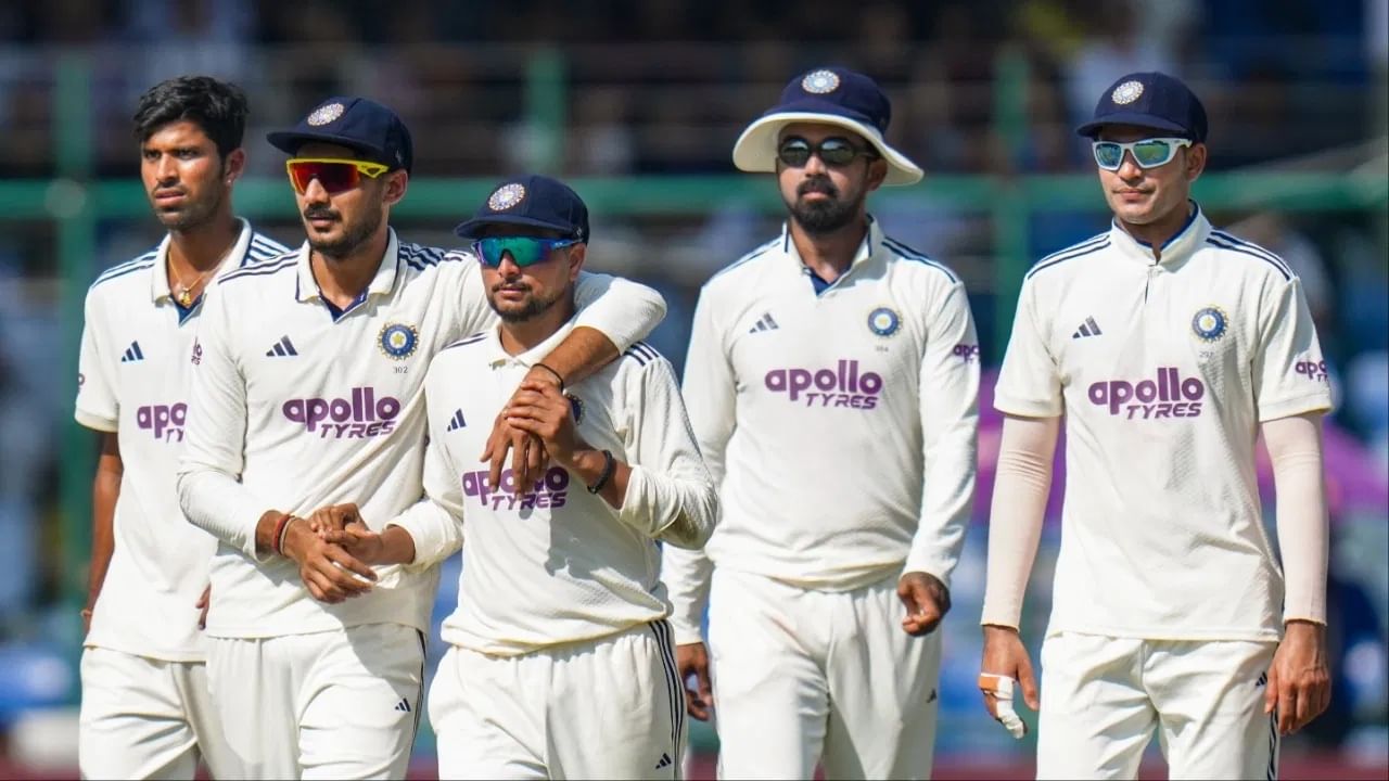 टीम इंडियाने दुसऱ्या कसोटीतील विजयासह दिल्लीतील आपला दबदबा कायम ठेवला आहे. टीम इंडियाचा दिल्लीतील हा सलग 14 वा कसोटी विजय ठरला. भारत 1987 पासून दिल्लीत अजिंक्य आहेत. तसेच भारताने मोहालीत सलग 13 कसोटी सामने जिंकले आहेत. (Photo Credit : PTI)