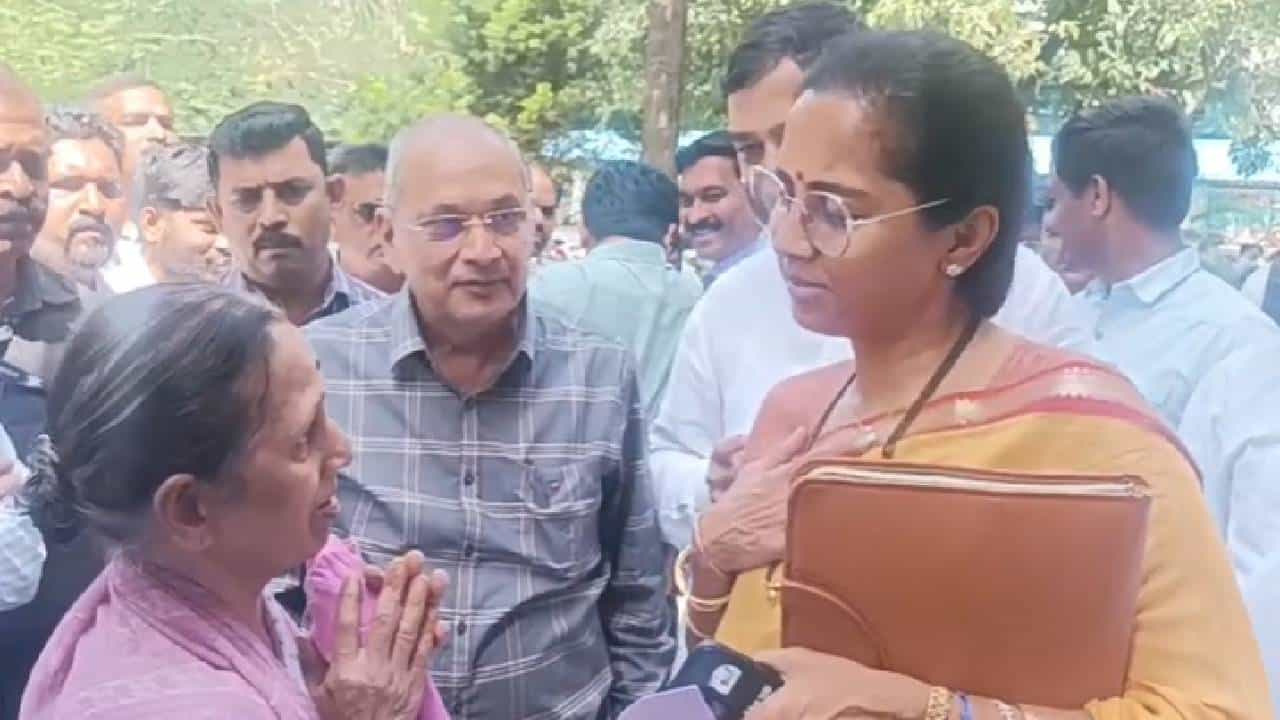 पुणे शहरातील रास्ता पेठेतील महावितरण कार्यालयामध्ये शरद पवार गटाच्या नेत्या आणि खासदार सुप्रिया सुळे या अधिकारी वर्गा सोबत नियोजित बैठकीसाठीला पोहोचल्या होत्या. दरम्यान एका आजींनी त्यांच्याकडे केलेल्या विनंतीने सर्वांचे लक्ष वेधले आहे.