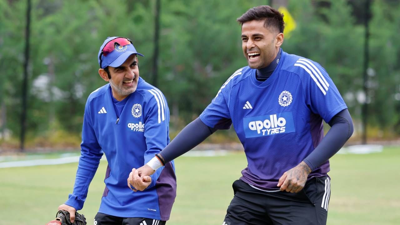 सूर्यकुमार यादव  अशी कामगिरी करणारा जगातील पाचवा फलंदाज आहे. तर भारताचा दुसरा फलंदाज आहे. या यादीत रोहित शर्मा पहिल्या स्थानावर आहे. त्याने 205 षटकार मारले आहेत. मुहम्मद वसीमने 187, मार्टिन गप्टीलने 173, जोस बटरलने 172 षटकार मारले आहेत. (Photo- BCCI Twitter)