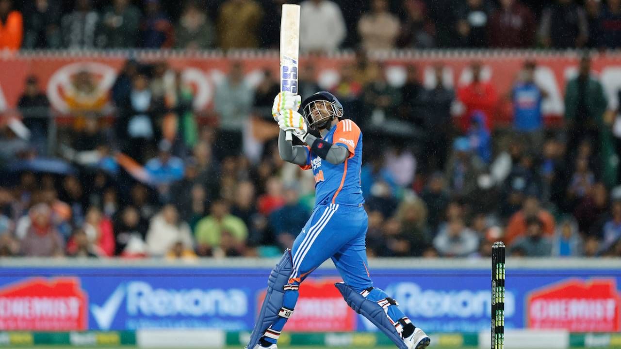 भारताने नाणेफेकीचा कौल गमावला आणि प्रथम फलंदाजी वाटेला आली. या सामन्यात अभिषेक शर्मा 19 धावा करून बाद झाला. त्यानंतर सूर्यकुमार यादव मैदानात आला आणि आक्रमक खेळी केली. त्याने 24 चेंडूत 3 चौकार आणि 2 षटकार मारत 39 धावा केल्या. (Photo- BCCI Twitter)