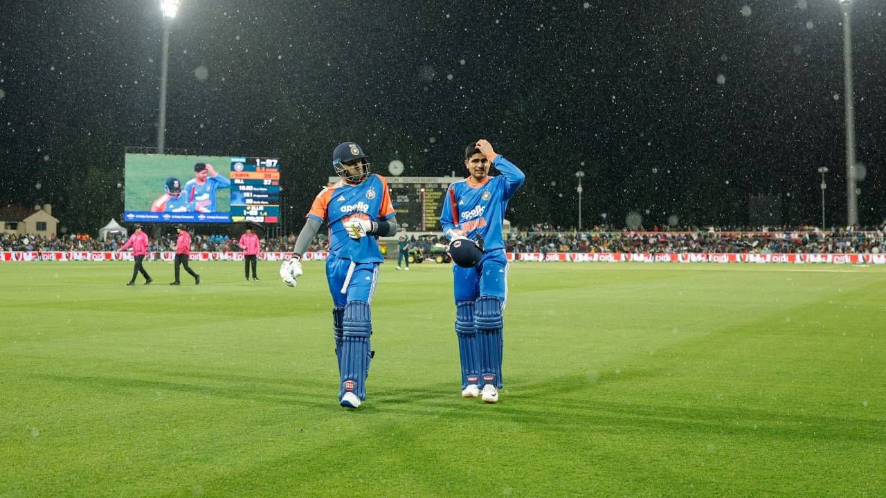 भारत आणि ऑस्ट्रेलिया यांच्यात पाच सामन्यांची टी20 मालिका सुरु झाली आहे. या मालिकेतील पहिला सामना पावसामुळे रद्द करण्यात आला. मात्र या सामन्यात भारताचा कर्णधार सूर्यकुमार यादव याने विक्रम रचला आहे. दुसरीकडे, सूर्याने या सामन्यात 30हून अधिक धावा करत फॉर्मात परतल्याचे संकेत दिले आहेत. (Photo- BCCI Twitter)