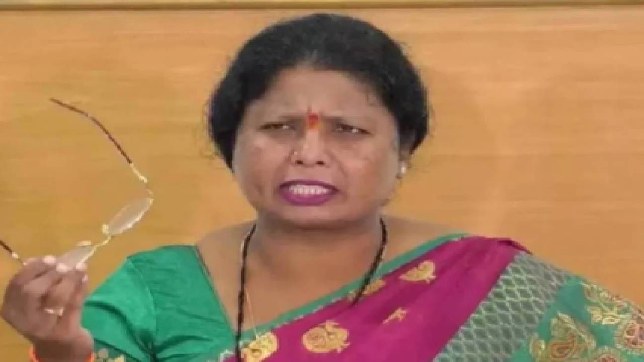 Sushma Andhare : थुंकून चाटायची जी सवय आहे, ती...सुषमा अंधारे यांची जहरी टीका Sushma Andhare : थुंकून चाटायची जी सवय आहे, ती...सुषमा अंधारे यांची जहरी टीका