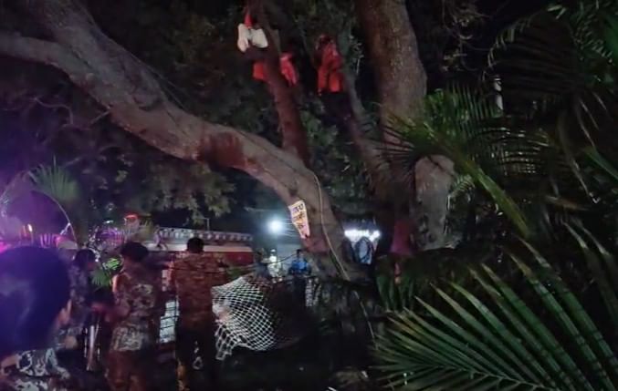 मात्र प्रशासनाचे अधिकारी महिला आंदोलक थकून स्वतः खाली उतरण्याची वाट पहात आहे!! या परिसरात तगडा पोलीस बंदोबस्त लावण्यात आला आहे.