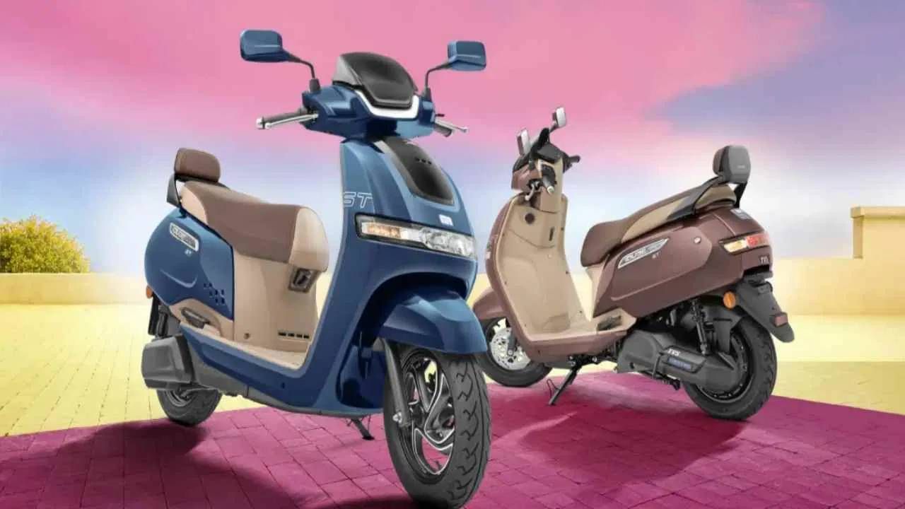 TVS iQube Range : टीवीएस मोटरची ही पॉपुलर स्कूटर एकावेळी सिंगल चार्जमध्ये 94 किलोमीटर ते 212 किलोमीटरची ड्रायविंग रेंज ऑफर करते. ही स्कूटर 2.2kWh, 3.1kWh, 3.5kWh आणि 5.3kWh बॅटरी ऑप्शनमध्ये विकत घेता येऊ शकते. वेगवेगळ्या बॅटरी वेरिएंटची रेंज वेगवेगळी आहे. (फोटो- टीवीएस मोटर)