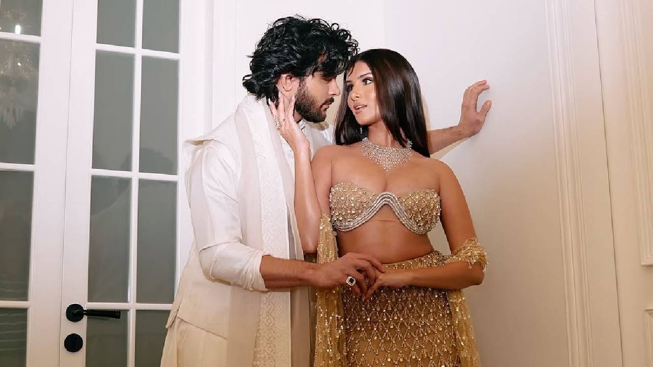 वीर पहारिया हा स्मृती शिंदे आणि संजय पहारिया यांचा मुलगा आहे. वीरचा मोठा भाऊ शिखर पहारिया हा अभिनेत्री जान्हवी कपूरचा बॉयफ्रेंड आहे. 
