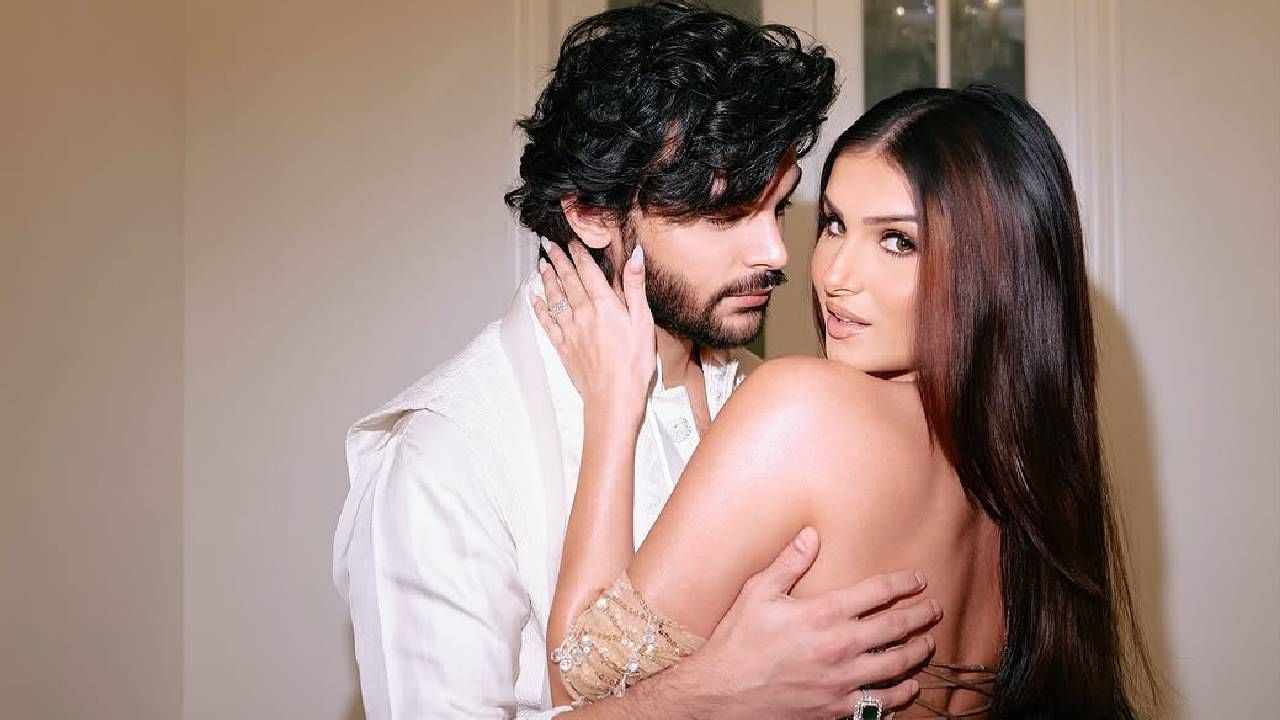 प्रेमाची जाहीर कबुली दिल्यानंतर अभिनेत्री तारा सुतारिया आणि अभिनेता वीर पहारिया यांनी फॅशन डिझायनर मनिष मल्होत्राच्या दिवाळी पार्टीत एकत्र हजेरी लावली. त्यानंतर ताराने इन्स्टाग्रामवर वीरसोबतचे रोमँटिक फोटोसुद्धा पोस्ट केले आहेत. 
