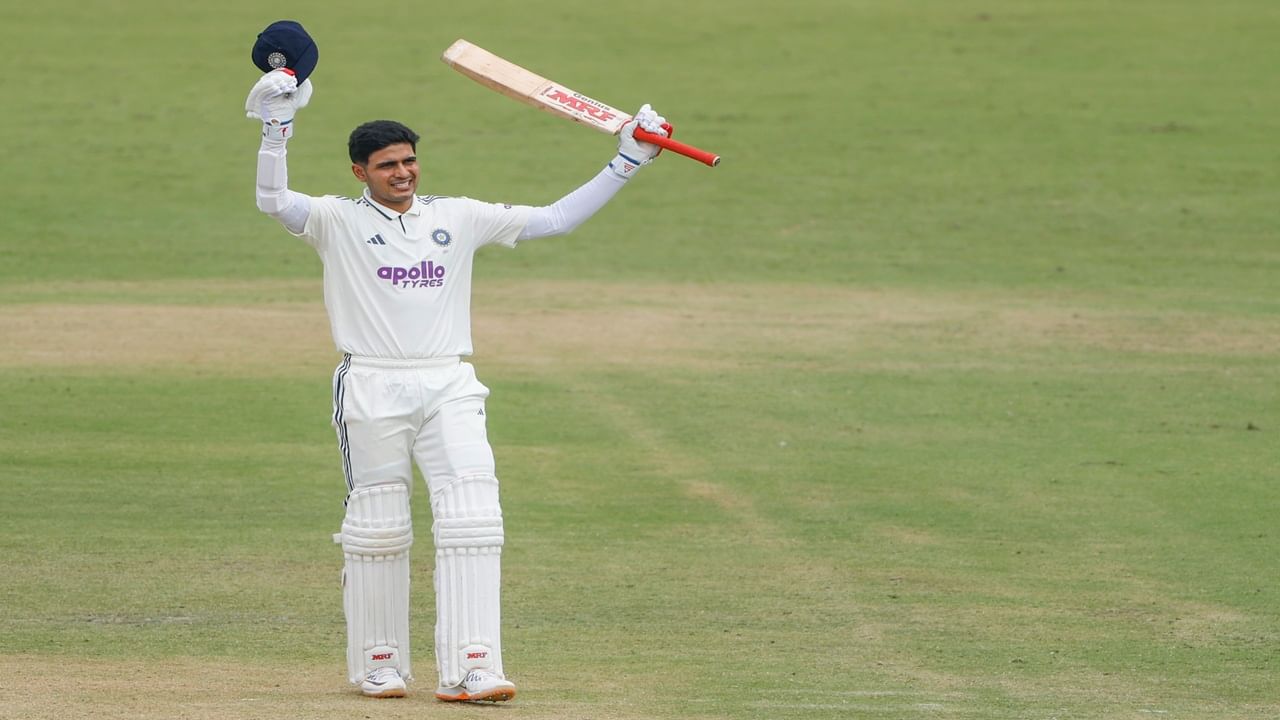 शुबमन गिल याने टीम इंडियाचा माजी  कसोटी फलंदाज रोहित शर्मा याचा रेकॉर्ड ब्रेक केला आहे.  शुबमन यासह भारतासाठी अशी कामगिरी करणारा पहिलावहिला फलंदाज ठरला आहे. (Photo Credit : Bcci X Account)