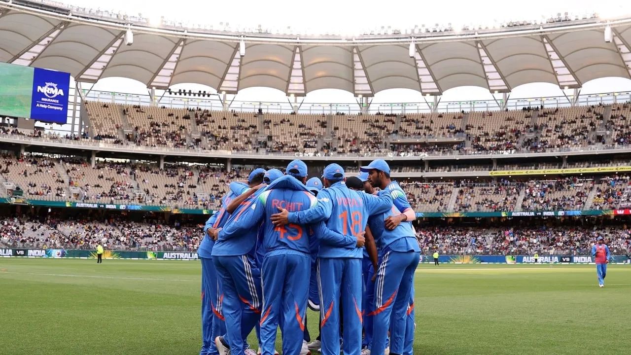 ऑस्ट्रेलियाने भारताची या पराभवासह बादशाहत संपली. टीम इंडियाला एकदिवसीय क्रिकेटमध्ये 437 दिवसांनंतर पराभवाचा सामना करावा लागला. टीम इंडियाने याआधी 4 ऑगस्ट 2024 रोजी श्रीलंकेविरुद्ध शेवटचा एकदिवसीय सामना गमावला होता. (Photo Credit : Getty)