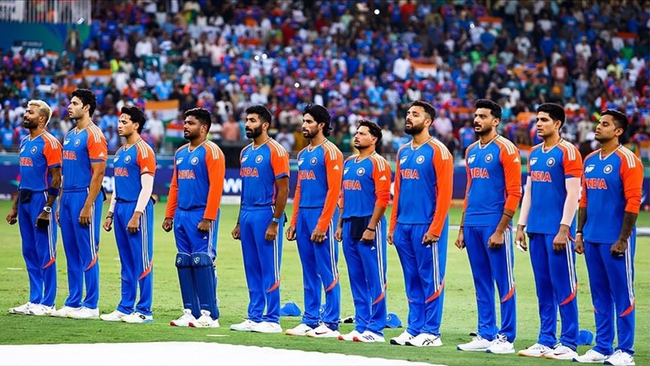 टीम इंडियाच्या ऑस्ट्रेलिया दौऱ्याची सुरुवात 19 ऑक्टोबरपासून होणार आहे. भारतीय संघ या मालिकेत एकूण 2 मालिका खेळणार आहे. एकदिवसीय मालिकेने दौऱ्याची सुरुवात होणार आहे. या मालिकेतून रोहित शर्मा आणि विराट कोहली  हे दोघे कमबॅक करणार आहेत. त्यामुळे क्रिकेट चाहत्यांना या दोघांच्या कमबॅकची प्रतिक्षा आहे. रोहित-विराटचा आयपीएलच्या 18 व्या मोसमानंतरचा पहिलाच सामना असणार आहे. ऑस्ट्रेलिया विरुद्धचा पहिला एकदिवसीय सामना हा पर्थमध्ये होणार आहे. (Photo Credit : Axar Patel X Account)