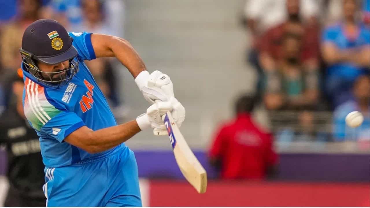 टीम इंडियाच्या ऑस्ट्रेलिया दौऱ्याची सुरुवात 19 ऑक्टोबरपासून 3 सामन्यांच्या एकदिवसीय मालिकेने होणार आहे. रोहित शर्मा आणि विराट कोहली या जोडीचं कमबॅक हे या मालिकेचं वैशिष्ट्य आहे. दोघेही 7 महिन्यांनी भारतीय संघात कमबॅक करत असल्याने यांना पाहण्यासाठी क्रिकेट चाहत्यांमध्ये उत्साहाचं वातावरण आहे. (Photo Credit: PTI)