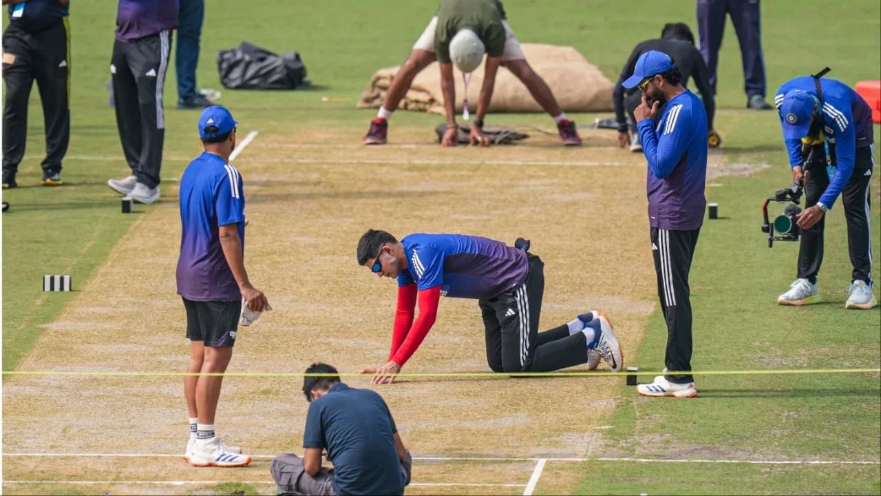 जडेजाने विंडीज विरूद्धच्या पहिल्या सामन्यात शतकी खेळी केली होती. त्यामुळे आता जडेजा दिल्ली कसोटीत केव्हा 10वी धाव पूर्ण करुन या खास कल्बमध्ये स्थान मिळवतो, याची प्रतिक्षा चाहत्यांना आहे. जडेजाने आतापर्यंत कसोटी कारकीर्दीत एकूण 334 विकेट्स घेण्यासह 3 हजार 990 धावा केल्या आहेत. (Photo Credit: PTI)