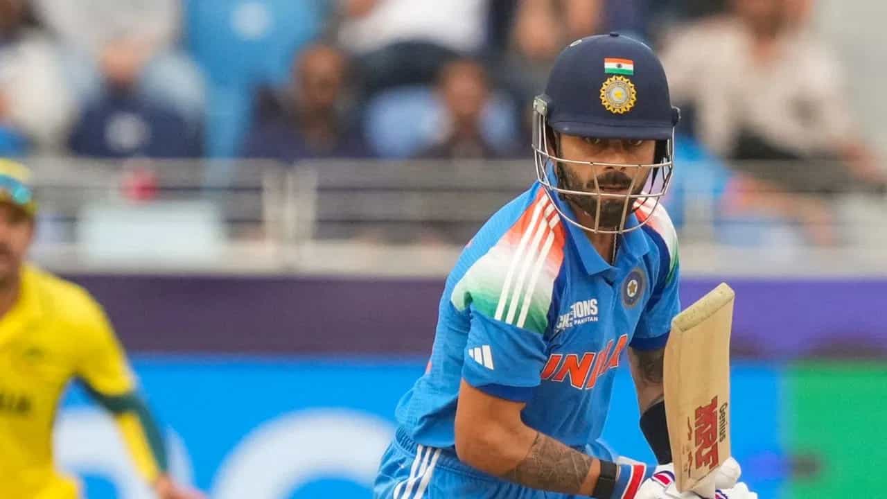 टीम इंडियाचा अनुभवी फलंदाज विराट कोहली आयसीसी चॅम्पियन्स ट्रॉफी फायनलनंतर वनडे क्रिकेटमध्ये ऑस्ट्रेलिया विरुद्ध कमबॅक करण्यासाठी सज्ज आहे.उभयसंघातील पहिला एकदिवसीय सामना हा रविवारी 19 ऑक्टोबरला पर्थमध्ये होणार आहे. (Photo Credit : PTI)