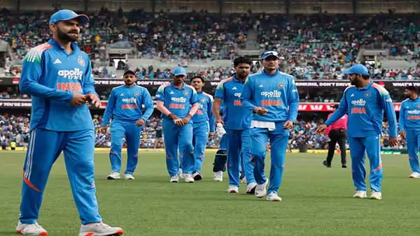 ऑस्ट्रेलिया विरुद्ध भारत टी 20I मालिकेला बुधवार 29 ऑक्टोबरपासून सुरुवात होत आहे. टीम इंडियाने एकदिवसीय मालिका गमावली. त्यामुळे भारताचा टी 20I मालिका जिंकून ऑस्ट्रेलिया दौऱ्याचा शेवट विजयाने करण्याचा प्रयत्न असणार आहे. या निमित्ताने भारत-ऑस्ट्रेलिया टी 20I सामन्यांमध्ये सर्वाधिक धावा करणाऱ्या 5 फलंदाजांबाबत जाणून घेऊयात. (Photo Credit : Bcci)