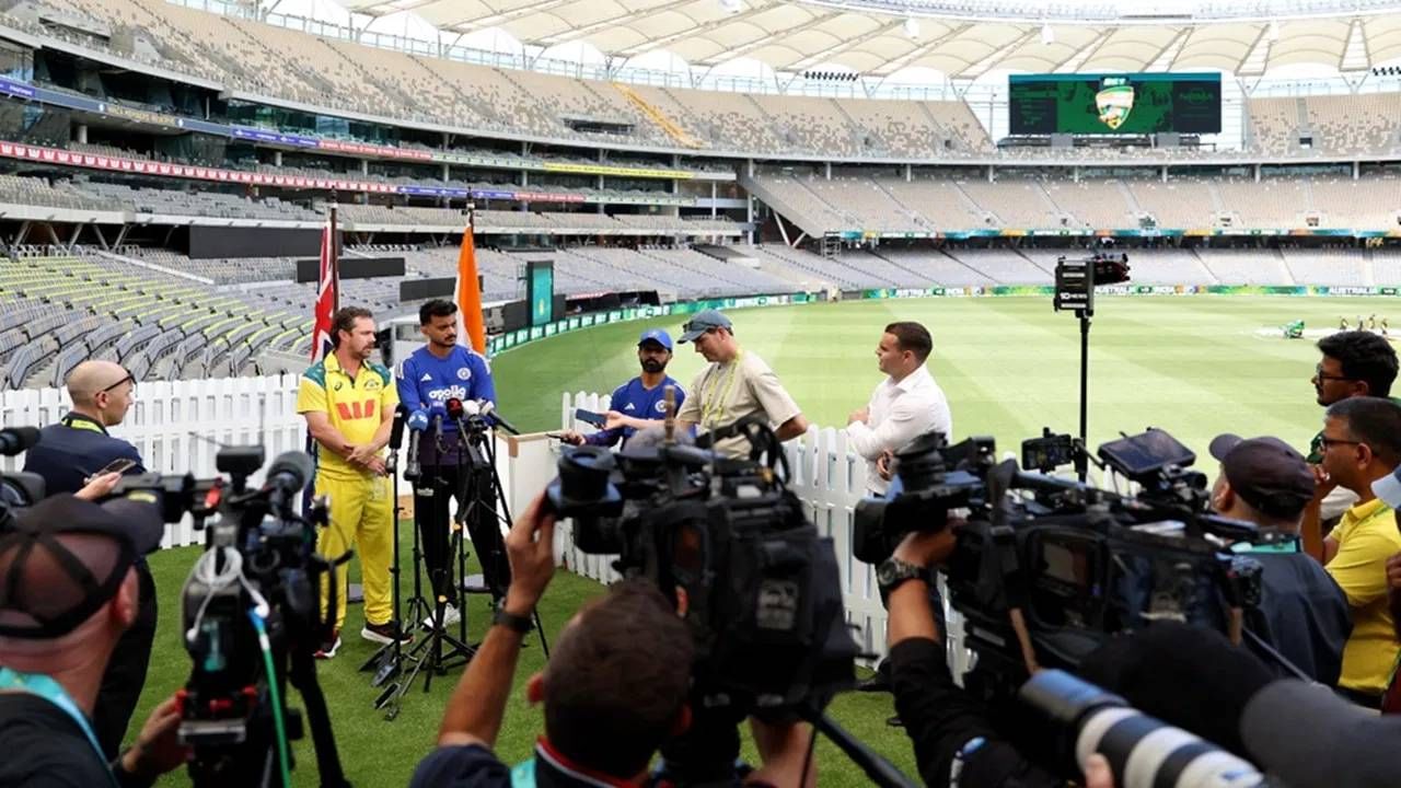 अपोलो टायर्ससोबत बीसीसीआयने 579 कोटींचा करार केला आहे. हा करार 2027 पर्यंत असणार आहे. म्हणजेच वनडे वर्ल्डकप स्पर्धेपर्यंत असणार आहे. अपोलो टायर्स कंपनी प्रत्येक सामन्यासाठी बीसीसीआयला 4.5 कोटी रुपये देणार आहे.