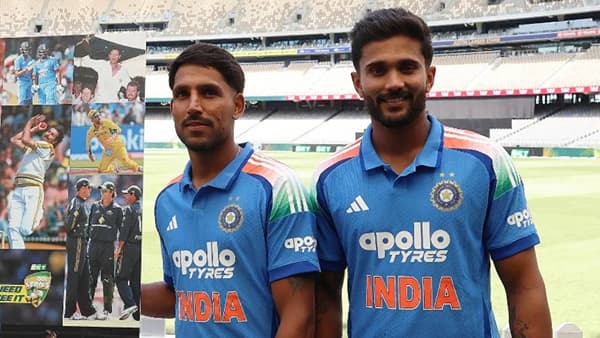 भारतीय संघ ऑस्ट्रेलिया दौऱ्यावर असून 19 ऑक्टोबरपासून वनडे मालिकेला सुरुवात होणार आहे. या मालिकेतील पहिला सामना पर्थवर होणार आहे. यासाठी टीम इंडिया शुबमन गिलच्या नेतृत्वात सज्ज आहे. असं असताना टीम इंडियाची नवी जर्सी समोर आली आहे.