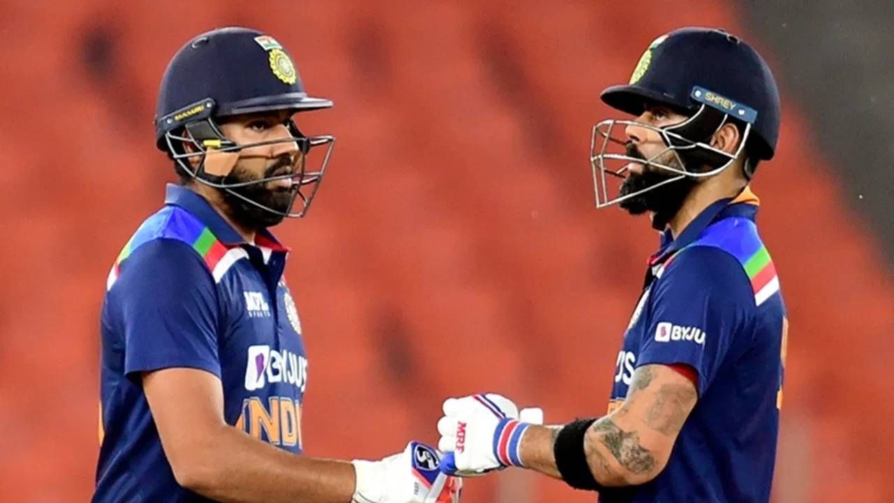 टीम इंडियाच्या नव्या जर्सीत विराट कोहली आणि रोहित शर्माचा हा शेवटचा ऑस्ट्रेलिया दौरा होण्याची शक्यता आहे. कारण दोन्ही दिग्गज फार फार तर वनडे वर्ल्डकप स्पर्धेपर्यंत खेळू शकतात. या दरम्यान ऑस्ट्रेलिया दौरा होणार नाही. त्यामुळे त्यांच्यासाठी नव्या जर्सीत शेवटचा दौरा असणार आहे. (PC-PTI)