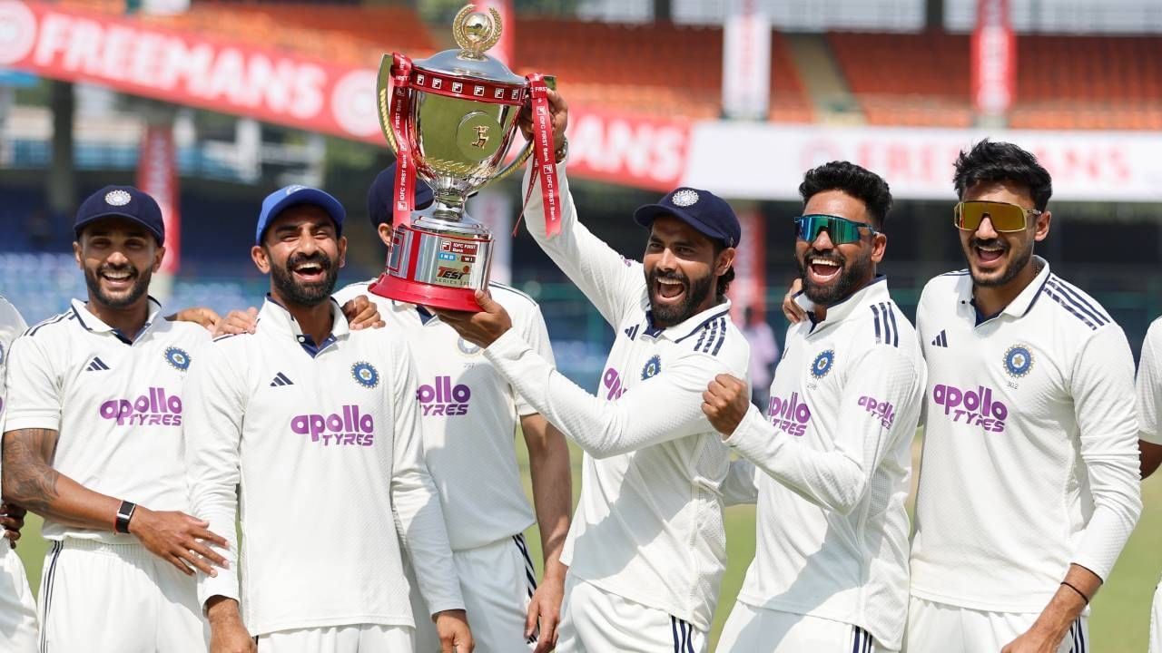 टीम इंडियाने कसोटी क्रिकेटमध्ये एका मोठ्या विक्रमाला गवसणी घातली आहे. भारताने सलग मालिका जिंकण्याचा विक्रम प्रस्थापित केला आहे. म्हणजेच कसोटीत एकाच संघाविरुद्ध सर्वाधिक सलग मालिका जिंकण्याचा विक्रम रचला आहे. या यादीत भारताने पहिलं स्थान पटकावलं आहे. (Photo : BCCI Twitter)