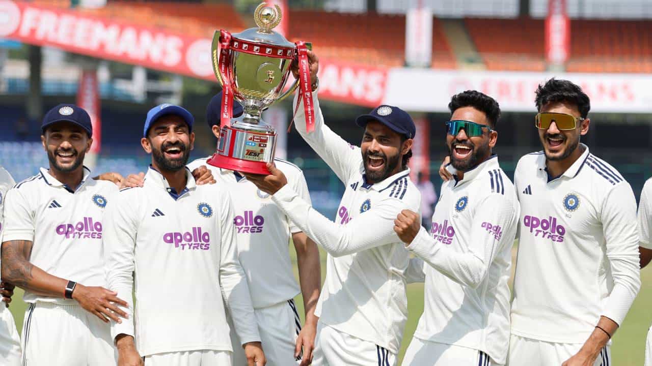 टीम इंडियाने कसोटी क्रिकेटमध्ये एका मोठ्या विक्रमाला गवसणी घातली आहे. भारताने सलग मालिका जिंकण्याचा विक्रम प्रस्थापित केला आहे. म्हणजेच कसोटीत एकाच संघाविरुद्ध सर्वाधिक सलग मालिका जिंकण्याचा विक्रम रचला आहे. या यादीत भारताने पहिलं स्थान पटकावलं आहे. (Photo : BCCI Twitter)