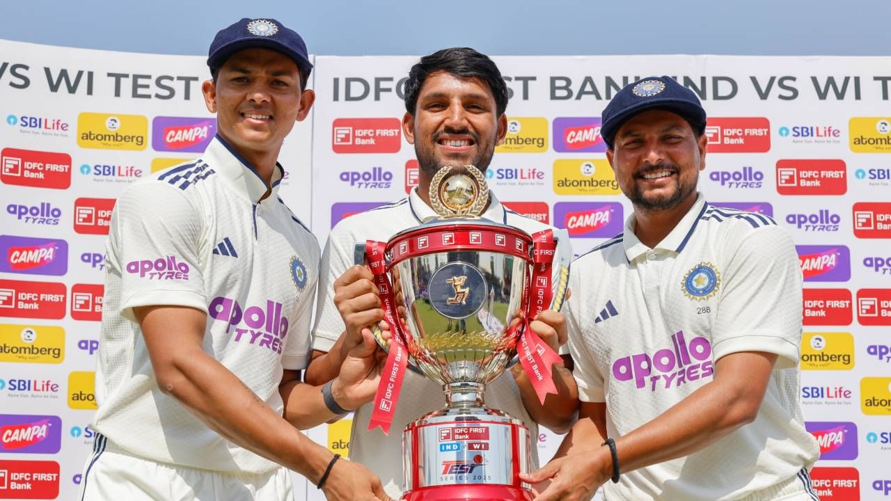 वेस्ट इंडिजने भारतात 2013 पासून एकही कसोटी सामना जिंकलेला नाही. यावेळी वेस्ट इंडिज चमत्कार करेल अशी अपेक्षा होती. पण तसं काही झालं नाही. पहिल्या कसोटीत एक डाव आणि 140 धावांनी, तर दुसऱ्या सामन्यात 7 विकेट्सने पराभवाचं तोंड पाहावं लागलं. (Photo : BCCI Twitter)