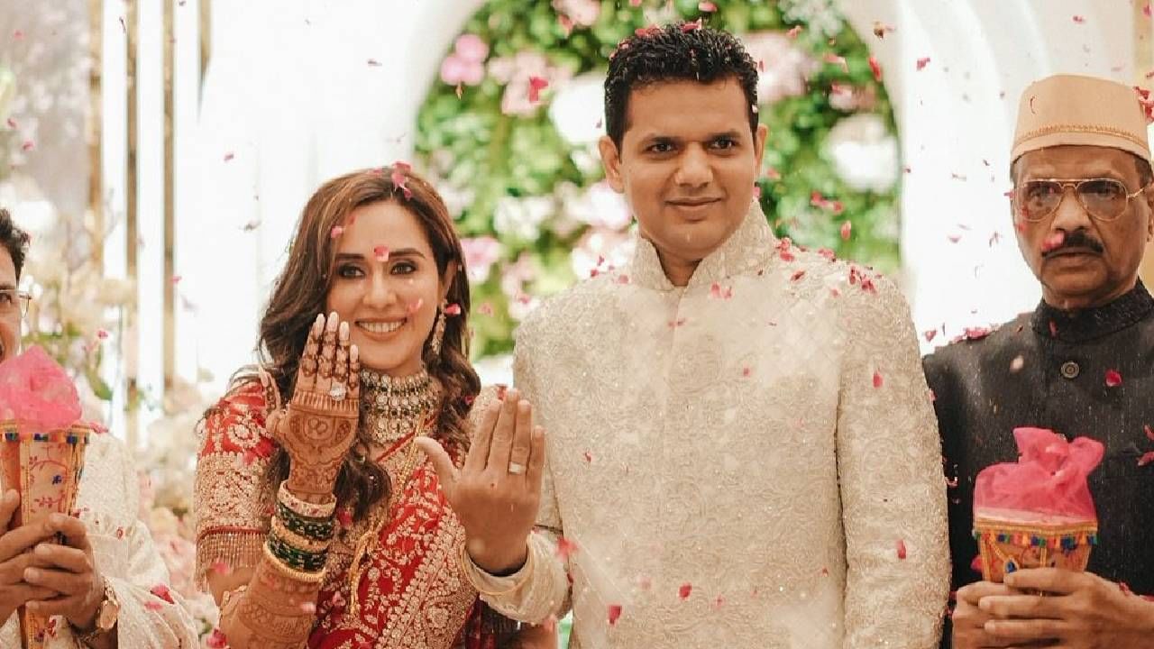 समाधान सरवणकर हे शिवसेना नेते सदा सरवणकर यांचे पुत्र आहेत. मुंबईतील अत्यंत आलिशान हॉटेलमध्ये तेजस्विनी आणि समाधान यांचा साखरपुडा पार पडला. मराठी कलाविश्वातील अनेक सेलिब्रिटी या साखरपुड्याला उपस्थित होते. 
