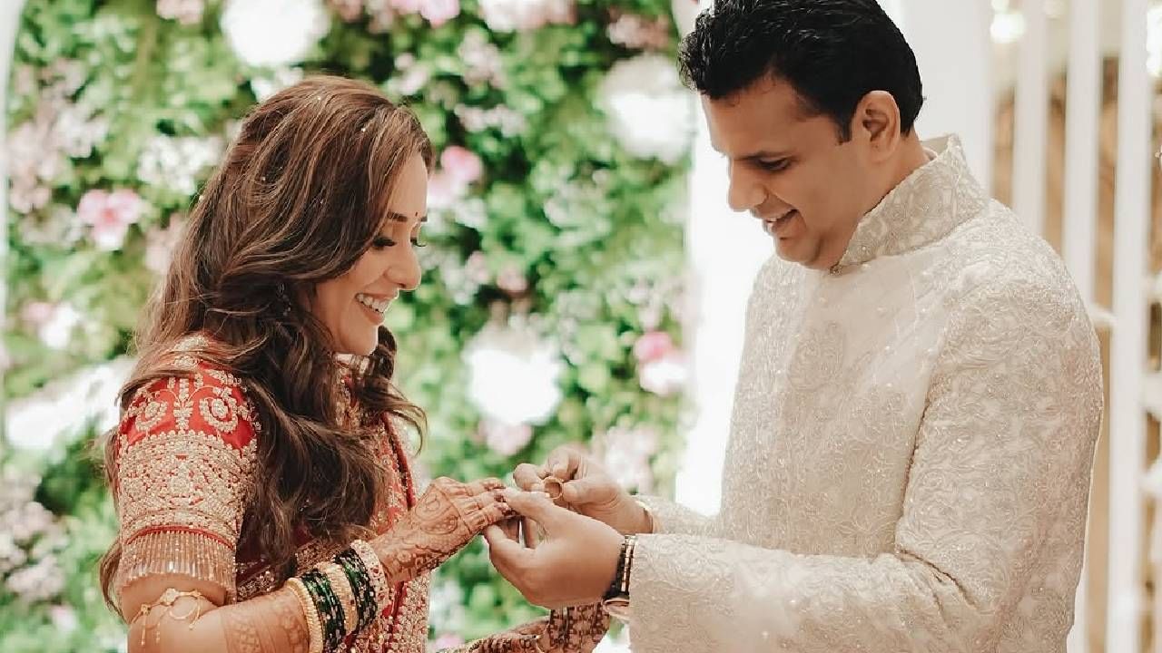 'जेव्हा 'मी' आणि 'तू' म्हणत चाललो होतो, आज 'आपण' झालो आणि कायमचे एक झालो. हा क्षण म्हणजे आयुष्यभर जपल्या जाणाऱ्या प्रेमाची सुरूवात,' असल्याचं समाधान सरवणकरांनी म्हटलंय. त्यांच्या या फोटोंवर लाइक्स आणि कमेंट्सचा वर्षाव होत आहे.  
