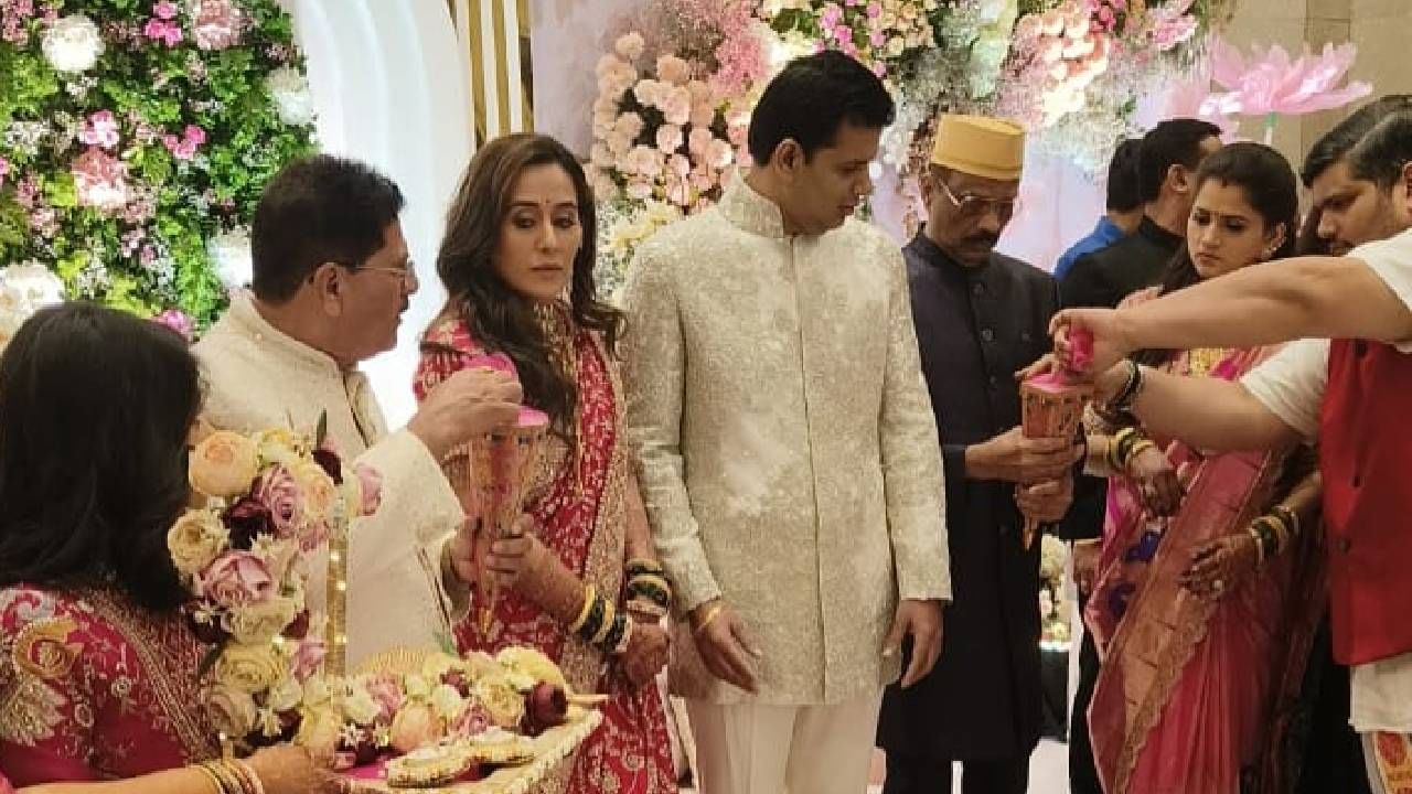 साखरपुड्याचे खास फोटो पोस्ट करत समाधान यांनी भावना व्यक्त केल्या आहेत. 'एक नवीन सुरुवात, एक नवं आयुष्य देणारा हा क्षण. भावनांच्या ओघात गुंफलेला हा सुंदर प्रवास,' असं त्यांनी कॅप्शनमध्ये लिहिलंय. 
