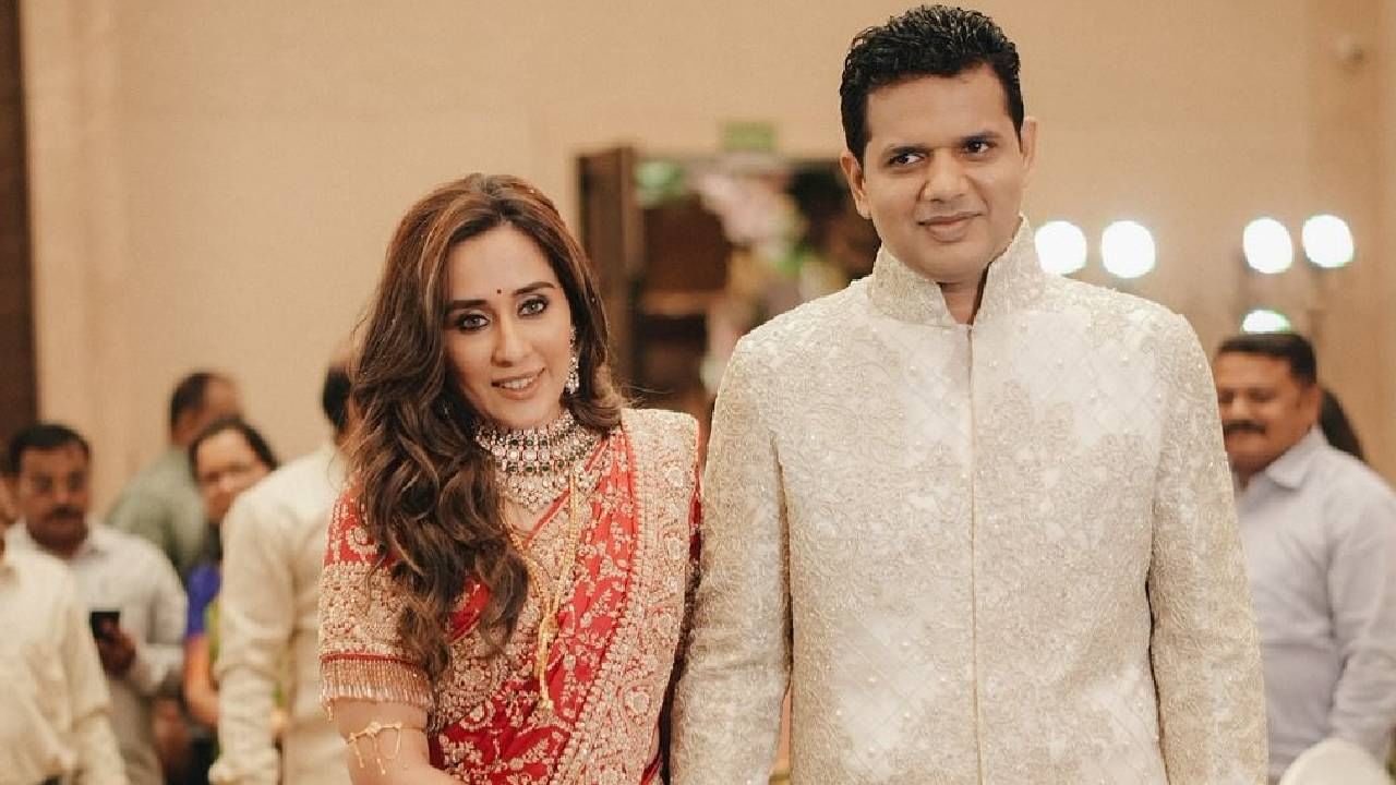 अभिनेत्री तेजस्विनी लोणारीने शिवसेना युवा नेते समाधान सरवणकर यांच्याशी नुकताच साखरपुडा केला. या साखरपुड्याचे फोटो आणि व्हिडीओ सध्या सोशल मीडियावर व्हायरल होत आहेत. साखरपुड्यानंतर समाधान सरवणकर यांनी सोशल मीडियावर पहिली पोस्ट लिहिली आहे. 
