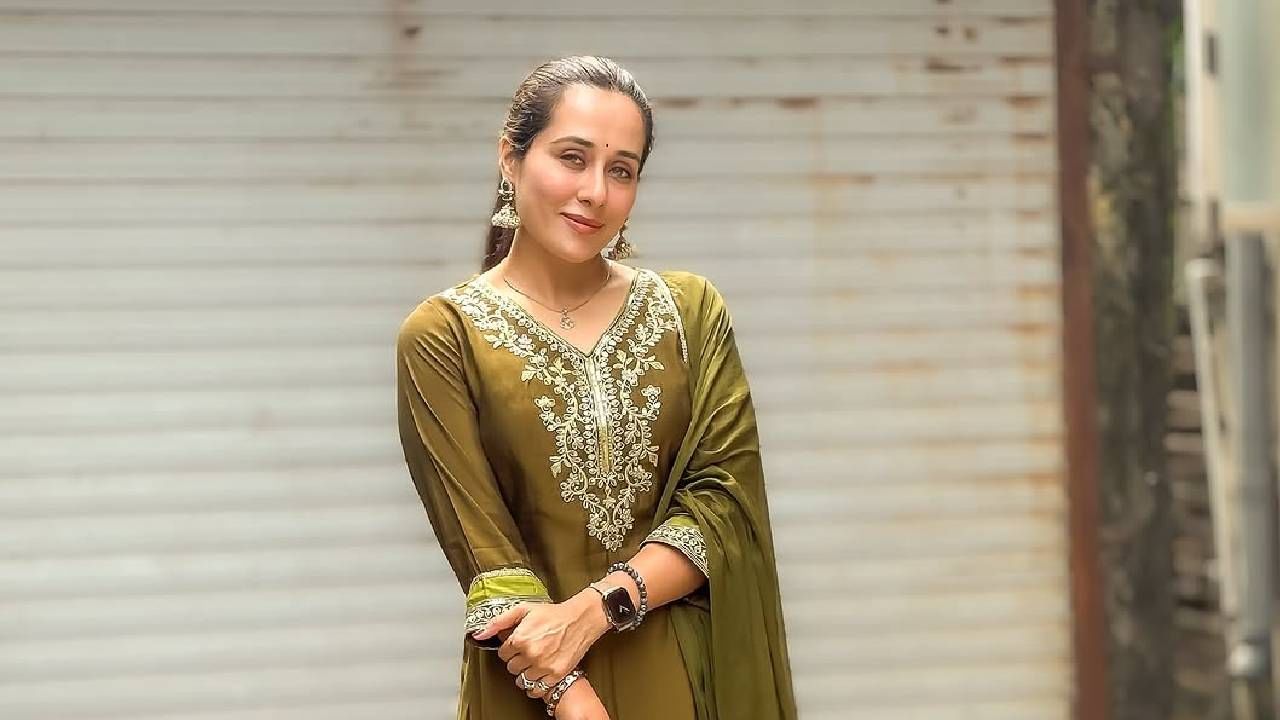 तेजस्विनीचा 'दोघांत तिसरा आता सगळं विसरा' हा चित्रपट चांगला गाजला. पण त्यानंतर बराच काळ तिला चांगले ऑफर्स मिळत नव्हते. 14 वर्षे माझं अयशस्वी करिअर होतं, असा खुलासा खुद्द तेजस्विनीने एका मुलाखतीत केला होता.