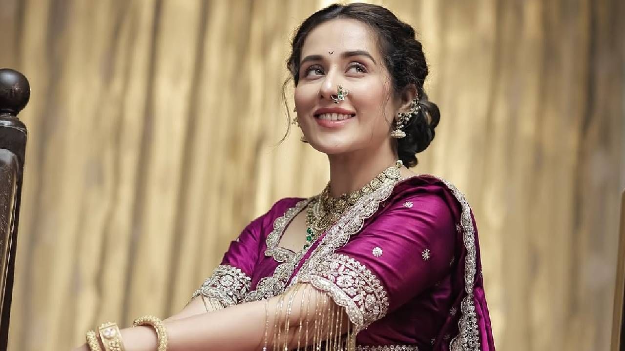 'देवमाणूस' मालिकेच्या वर्षभराआधी तेजस्विनी कामापासून पूर्णपणे लांब होती. हा संपूर्ण वेळ तिने स्वत:साठी दिला होता. नंतर बिग बॉस मराठी या शोमध्ये ती झळकली. त्यानंतर ती पुन्हा हळूहळू चित्रपट, मालिका यांमध्ये झळकू लागली.