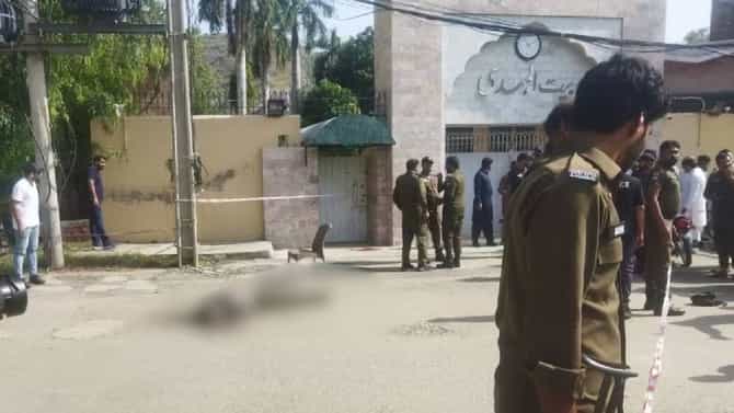 Terror Attack : धक्कादायक, मशिदीच्या आत नमाज पठण सुरु असताना बाहेर धडाधडा चालवल्या गोळ्या