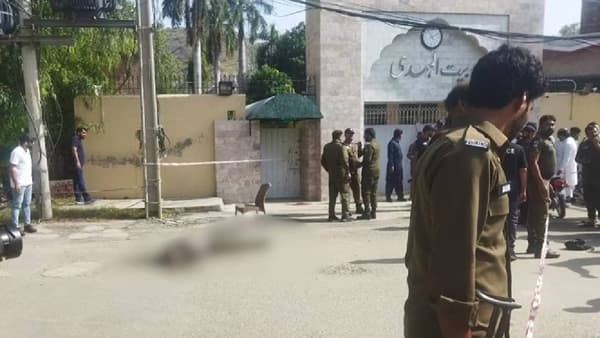 Terror Attack : धक्कादायक, मशिदीच्या आत नमाज पठण सुरु असताना बाहेर धडाधडा चालवल्या गोळ्या